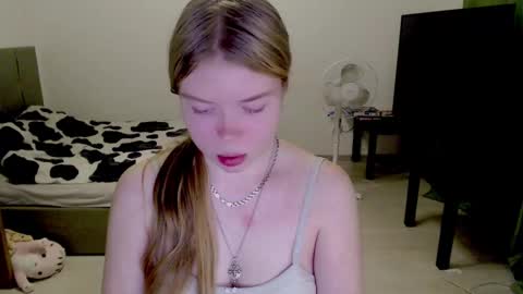 Snapshot of kitten_jenny01 chatting on December 10, 3:33 pm Jennyblonde and Emmabrunette online show from December 10, 3:33 pm