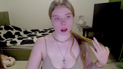 Snapshot of kitten_jenny01 chatting on December 12, 7:04 pm Jennyblonde and Emmabrunette online show from December 12, 7:04 pm