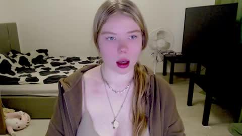 Snapshot of kitten_jenny01 chatting on December 13, 7:15 am Jennyblonde and Emmabrunette online show from December 13, 7:15 am