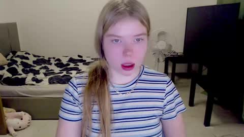 Snapshot of kitten_jenny01 chatting on December 14, 9:56 pm Jennyblonde and Emmabrunette online show from December 14, 9:56 pm