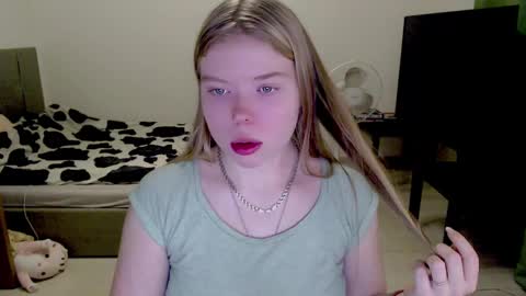 Snapshot of kitten_jenny01 chatting on December 16, 4:23 am Jennyblonde and Emmabrunette online show from December 16, 4:23 am