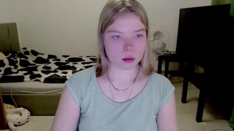 Snapshot of kitten_jenny01 chatting on December 16, 7:26 am Jennyblonde and Emmabrunette online show from December 16, 7:26 am