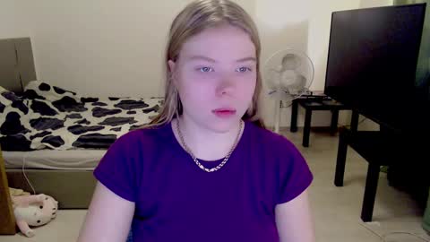 Snapshot of kitten_jenny01 chatting on December 18, 11:56 am Jennyblonde and Emmabrunette online show from December 18, 11:56 am