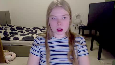 Snapshot of kitten_jenny01 chatting on December 24, 3:47 pm Jennyblonde and Emmabrunette online show from December 24, 3:47 pm