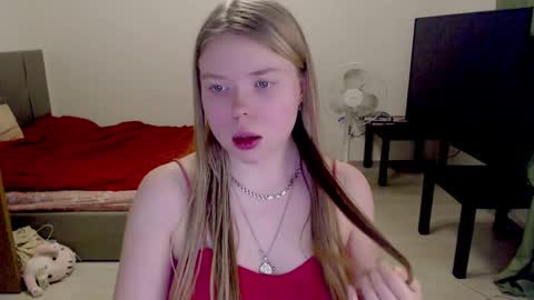 Snapshot of kitten_jenny01 chatting on February 4, 9:20 pm Jennyblonde and Emmabrunette online show from February 4, 9:20 pm
