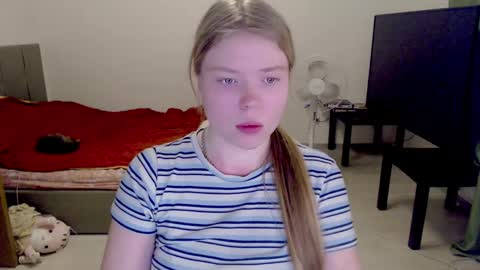 Snapshot of kitten_jenny01 chatting on February 9, 9:39 pm Jennyblonde and Emmabrunette online show from February 9, 9:39 pm