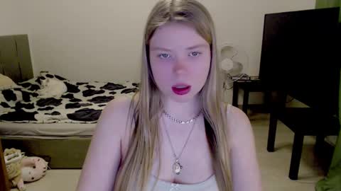 Snapshot of kitten_jenny01 chatting on February 19, 9:47 pm Jennyblonde and Emmabrunette online show from February 19, 9:47 pm