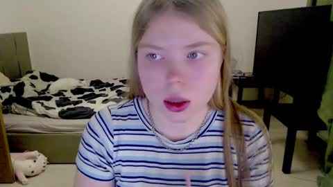 Snapshot of kitten_jenny01 chatting on February 22, 1:00 am Jennyblonde and Emmabrunette online show from February 22, 1:00 am