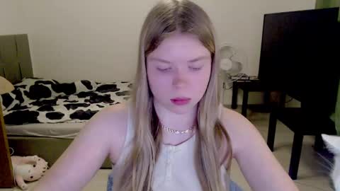 Snapshot of kitten_jenny01 chatting on March 9, 1:35 am Jennyblonde and Emmabrunette online show from March 9, 1:35 am