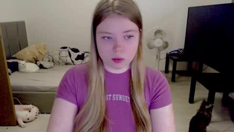 Snapshot of kitten_jenny01 chatting on November 6, 8:26 am Jennyblonde and Emmabrunette online show from November 6, 8:26 am