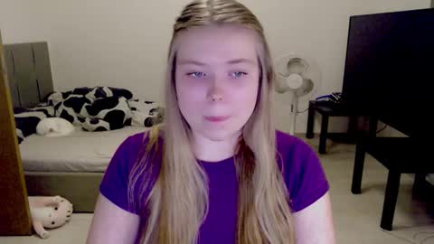 Snapshot of kitten_jenny01 chatting on November 9, 2:37 pm Jennyblonde and Emmabrunette online show from November 9, 2:37 pm