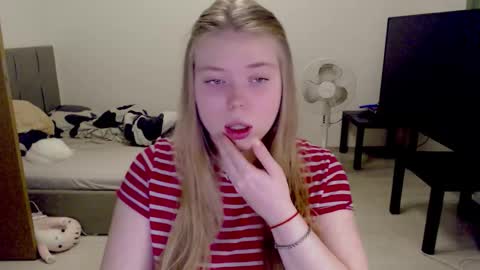 Snapshot of kitten_jenny01 chatting on November 11, 3:45 pm Jennyblonde and Emmabrunette online show from November 11, 3:45 pm