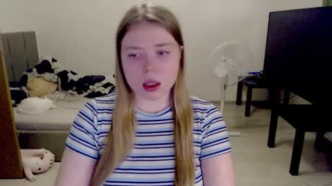 Snapshot of kitten_jenny01 chatting on November 22, 1:32 pm Jennyblonde and Emmabrunette online show from November 22, 1:32 pm