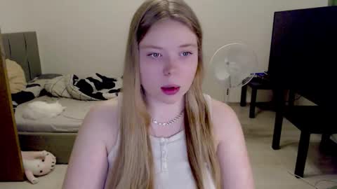 Snapshot of kitten_jenny01 chatting on November 25, 4:07 pm Jennyblonde and Emmabrunette online show from November 25, 4:07 pm