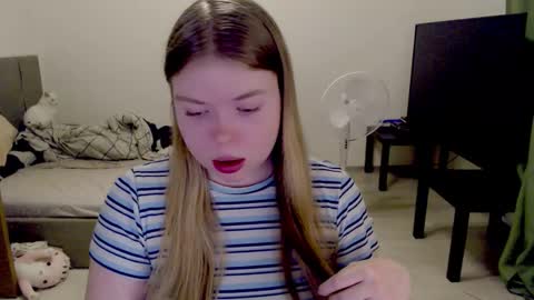 Snapshot of kitten_jenny01 chatting on December 21, 2:35 pm Jennyblonde and Emmabrunette online show from December 21, 2:35 pm