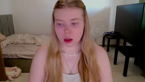 Snapshot of kitten_jenny01 chatting on June 10, 3:55 pm Jennyblonde and Emmabrunette online show from June 10, 3:55 pm