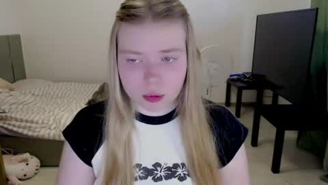 Snapshot of kitten_jenny01 chatting on June 14, 4:53 pm Jennyblonde and Emmabrunette online show from June 14, 4:53 pm