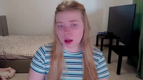 Snapshot of kitten_jenny01 chatting on June 16, 4:09 pm Jennyblonde and Emmabrunette online show from June 16, 4:09 pm