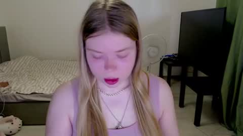 Snapshot of kitten_jenny01 chatting on July 15, 6:02 pm Jennyblonde and Emmabrunette online show from July 15, 6:02 pm