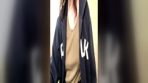 Snapshot of kittie_creme chatting on June 18, 9:25 am Kittie Creme online show from June 18, 9:25 am