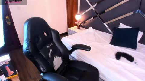 Kittie Vixen online show from April 14, 7:20 pm