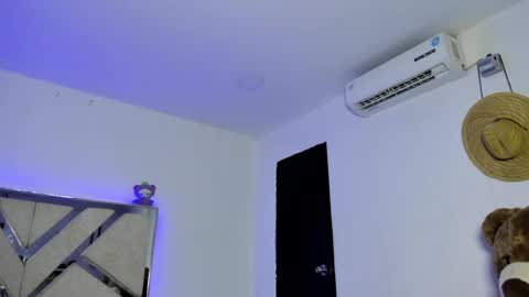 kitty_and_masterboyy online show from April 19, 1:38 am