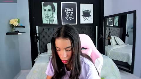 Snapshot of kitty_collins_ chatting on October 2, 10:22 am Kitty online show from October 2, 10:22 am