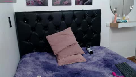 Snapshot of kitty_f00x chatting on April 19, 7:27 pm kitty_f00x online show from April 19, 7:27 pm