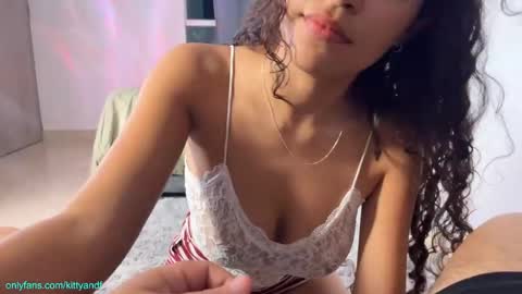 Snapshot of kittyand chatting on February 14, 3:22 am Kitty black hair 19 years Isa red hair18 years John 21 years online show from February 14, 3:22 am