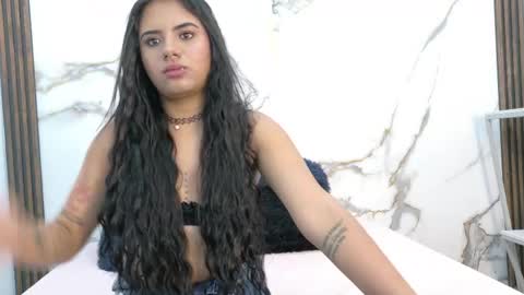 Snapshot of kittyhayes chatting on June 1, 8:43 pm online show from June 1, 8:43 pm