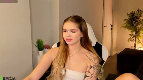 Snapshot of kivaa_rice chatting on February 8, 9:23 am Kivaa Rice GTM2 0300am-945am Mon Wed Thu Fri Sat. online show from February 8, 9:23 am