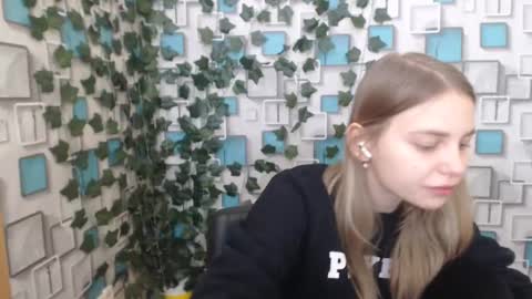 Snapshot of klerkarina chatting on February 19, 6:22 am klerkarina online show from February 19, 6:22 am