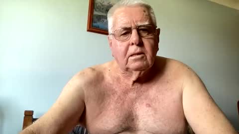 Snapshot of knights2001 chatting on November 24, 4:01 am Aussiedude online show from November 24, 4:01 am