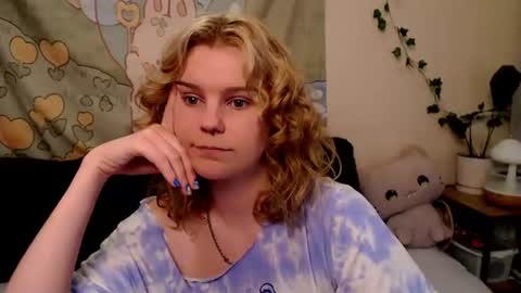 Snapshot of komorebbi chatting on June 24, 10:42 pm Marta online show from June 24, 10:42 pm