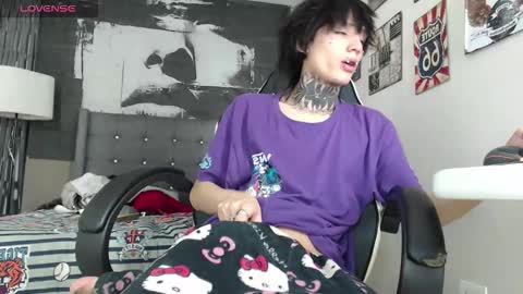 Snapshot of koryu_skull chatting on December 16, 12:04 am KORYU online show from December 16, 12:04 am