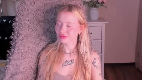 kris_grant online show from October 11, 9:19 am