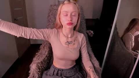 kris_grant online show from April 17, 10:29 am