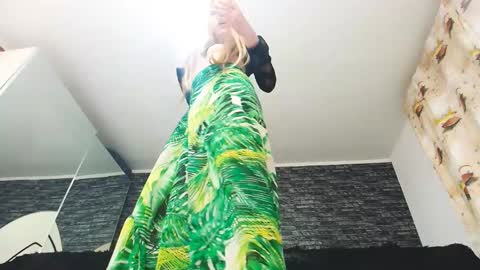 Snapshot of krystal_desire chatting on December 7, 10:06 pm krystal desire online show from December 7, 10:06 pm