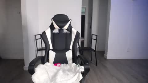 Snapshot of krystalblakexxx chatting on September 10, 6:19 pm Krystal Blake online show from September 10, 6:19 pm