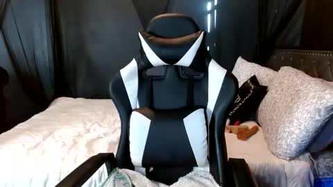 Snapshot of krystalblakexxx chatting on November 15, 8:27 pm Krystal Blake online show from November 15, 8:27 pm