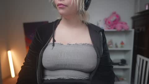 Snapshot of krystalsyxx chatting on January 20, 8:29 pm Krystal Syx online show from January 20, 8:29 pm