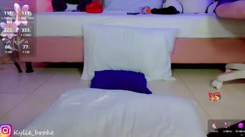 Snapshot of kylie_hottt_ chatting on January 14, 12:43 am k ylie online show from January 14, 12:43 am