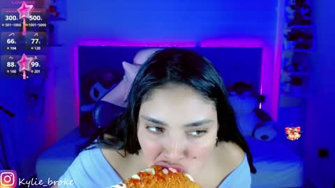 Snapshot of kylie_hottt_ chatting on January 17, 12:42 am k ylie online show from January 17, 12:42 am