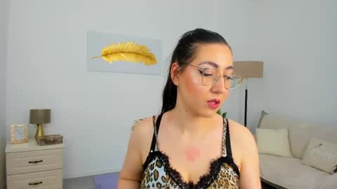 Snapshot of kylie_kathy chatting on June 2, 8:22 pm Kylie online show from June 2, 8:22 pm