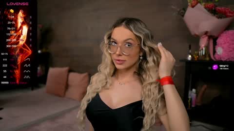 Snapshot of kyliejoyce chatting on February 6, 10:53 pm Kylie online show from February 6, 10:53 pm