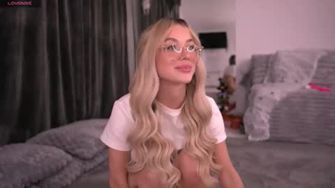 Snapshot of kyliejoyce chatting on October 21, 8:09 pm Kylie online show from October 21, 8:09 pm