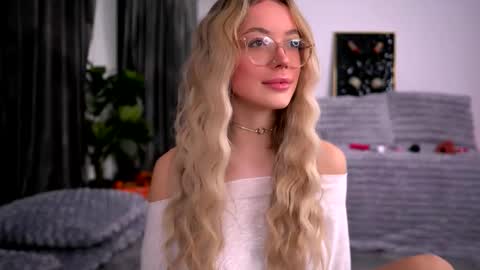 Snapshot of kyliejoyce chatting on November 27, 10:45 pm Kylie online show from November 27, 10:45 pm