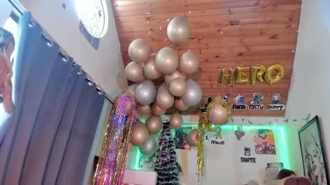 Snapshot of kyliekandy chatting on December 8, 10:03 pm online show from December 8, 10:03 pm