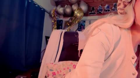 Snapshot of kyliekandy chatting on February 13, 9:17 pm online show from February 13, 9:17 pm