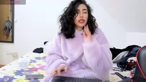 kyliemamihottie online show from October 25, 7:52 pm